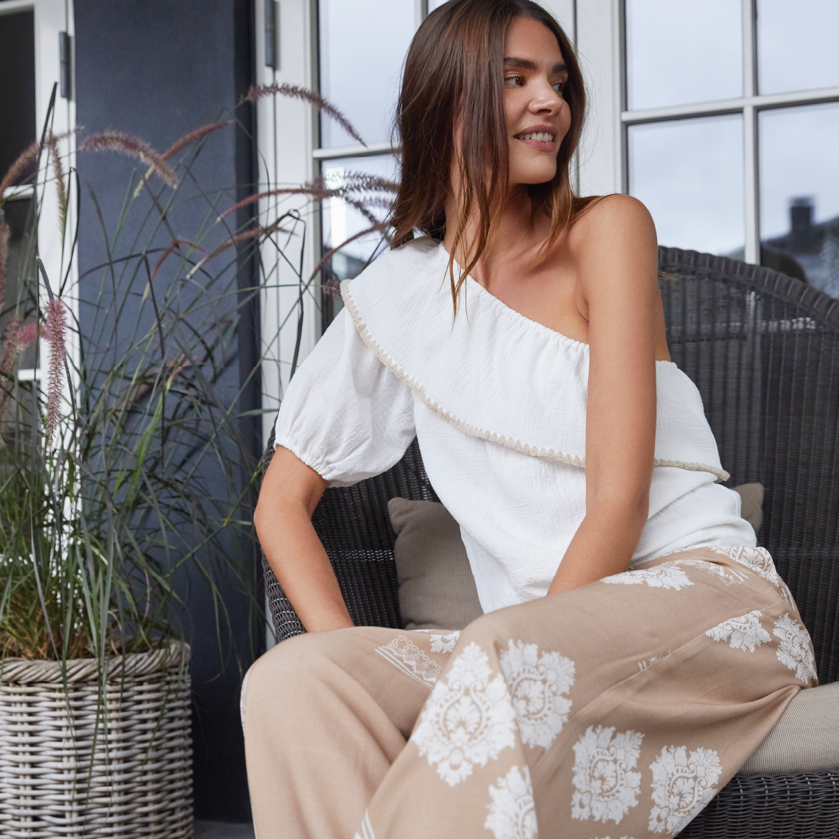 Beckie Off Shoulder Blouse - White W/Sand